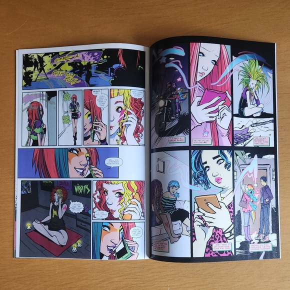 Jem and the Holograms #3, #4 - Comic Books (Lot of 2)  - Picture 6 of 14